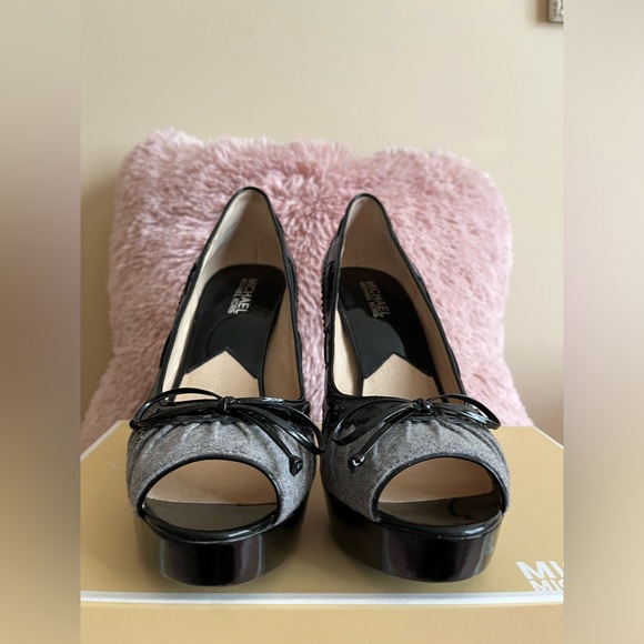 Michael Kors NWT Grey Flannel Black Lolita Open Toe Platform Pump Size 8🩶 - Picture 6 of 12